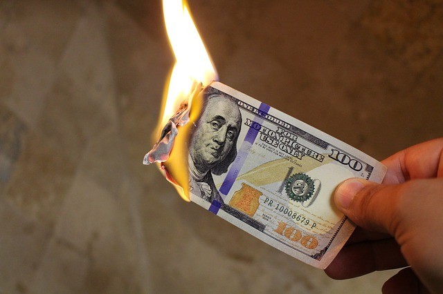 brennender-Dollar_Beitragsbild